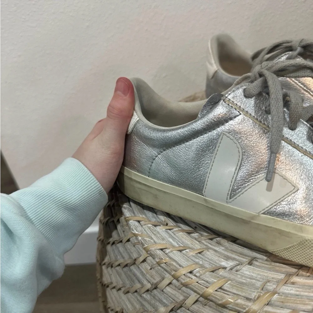 Veja stylish women